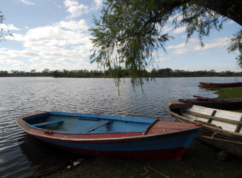 En la imagen se ve el río y una canoa