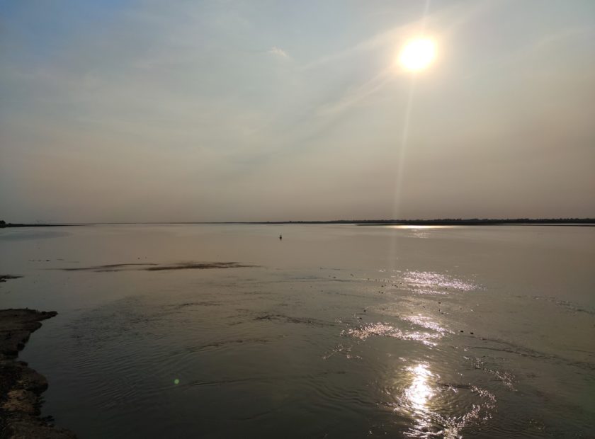 En la imagen se ve la laguna y el sol poniéndose